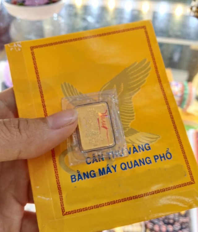 Cô gái 5 năm nhịn ăn, xin quần áo cũ mặc để dành được 8 cây vàng