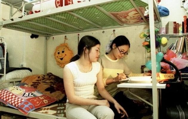 Cô gái ấm ức vì bạn cùng phòng tự ý lấy váy mình mặc còn nạt nộ ngược