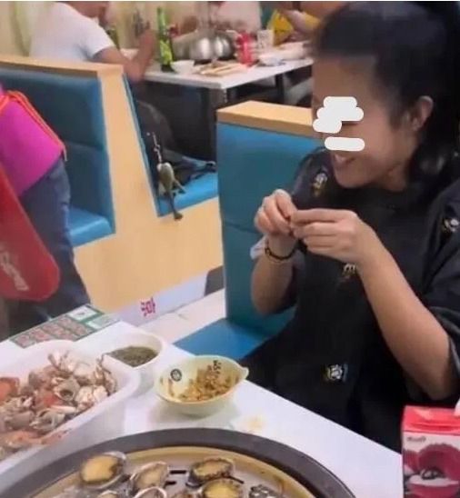 Cô gái ăn buffet gom hẳn 100 con bào ngư, chủ quán đăng đàn bóc phốt
