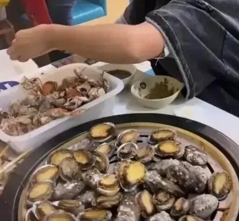 Cô gái ăn buffet gom hẳn 100 con bào ngư, chủ quán đăng đàn bóc phốt