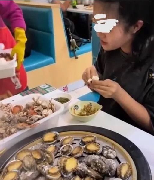 Cô gái ăn buffet gom hẳn 100 con bào ngư, chủ quán đăng đàn bóc phốt