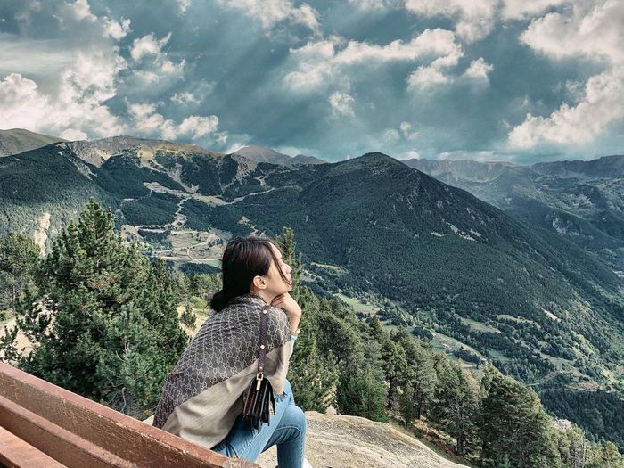 Cô giáo Hương Giang im lặng và thờ ơ khi Khánh Vân thi Miss Universe