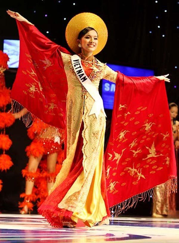 Cùng diện áo dài tại Miss Universe, vì sao Khánh Vân lại gây bão?