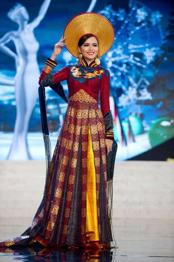 Cùng diện áo dài tại Miss Universe, vì sao Khánh Vân lại gây bão?