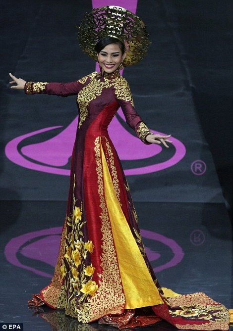 Cùng diện áo dài tại Miss Universe, vì sao Khánh Vân lại gây bão?