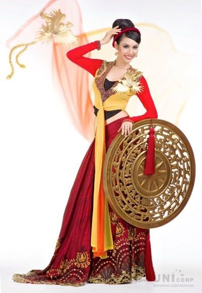 Cùng diện áo dài tại Miss Universe, vì sao Khánh Vân lại gây bão?