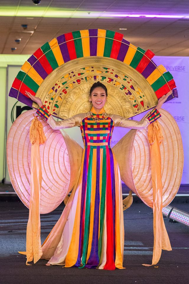 Cùng diện áo dài tại Miss Universe, vì sao Khánh Vân lại gây bão?