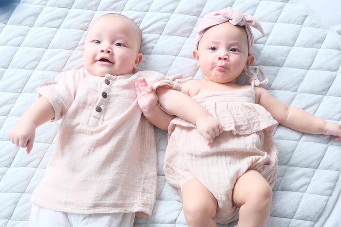Cuối tuần của 2 con sinh đôi nhà Hồ Ngọc Hà: Ai ngắm cũng vui cả ngày