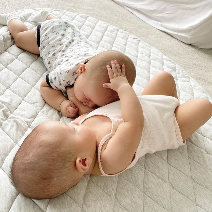 Cuối tuần của 2 con sinh đôi nhà Hồ Ngọc Hà: Ai ngắm cũng vui cả ngày