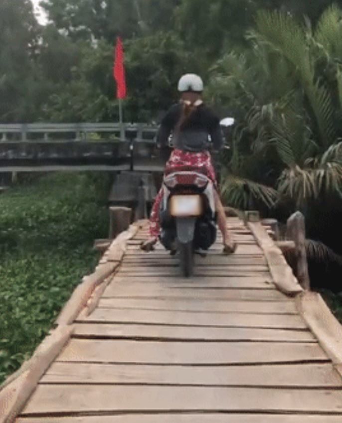 Đặc sản miền Tây: Cây cầu nguy hiểm thử thách mọi “tay lái lụa”