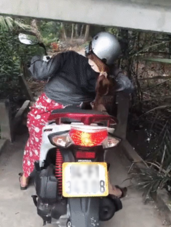 Đặc sản miền Tây: Cây cầu nguy hiểm thử thách mọi “tay lái lụa”