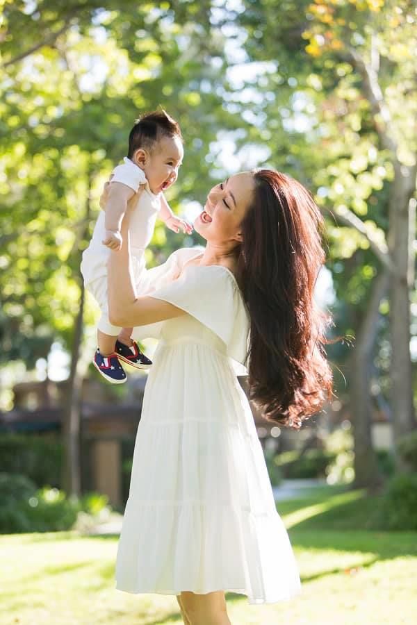 Đăng ảnh bên quý tử, Vy Oanh tuyên bố kết thúc cuộc khẩu chiến