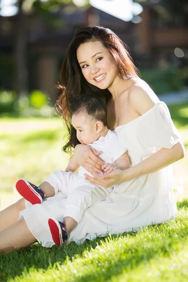 Đăng ảnh bên quý tử, Vy Oanh tuyên bố kết thúc cuộc khẩu chiến