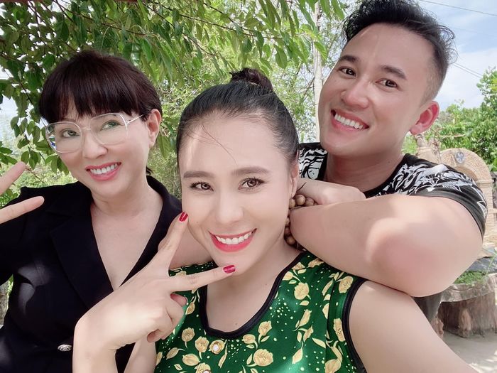 Danh tính sao Việt chụp được hoa cưới của Hồ Bích Trâm