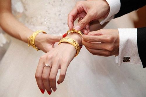 Dâu trẻ than mẹ chồng không trao vàng ngày cưới, CĐM tranh cãi