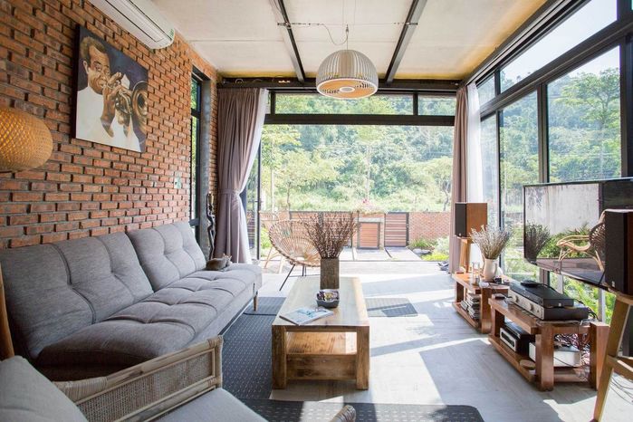 Đôi bạn thân U40 xây nhà sát vách để chán chán lại sang chém gió