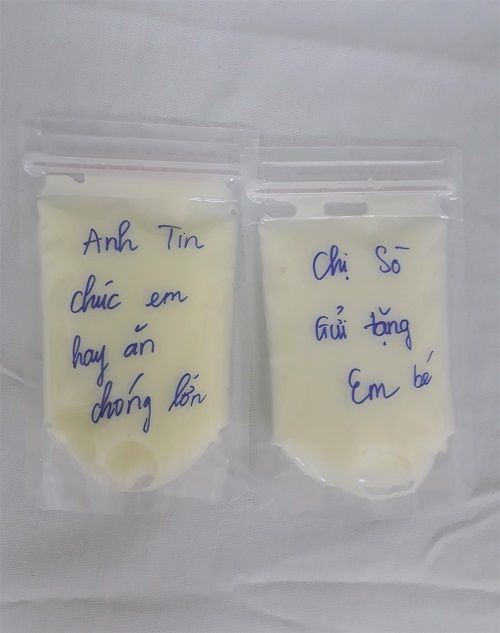 Em bé sơ sinh có mẹ mắc Covid được các cô điều dưỡng vắt sữa nuôi