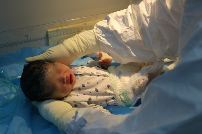 Em bé sơ sinh có mẹ mắc Covid được các cô điều dưỡng vắt sữa nuôi