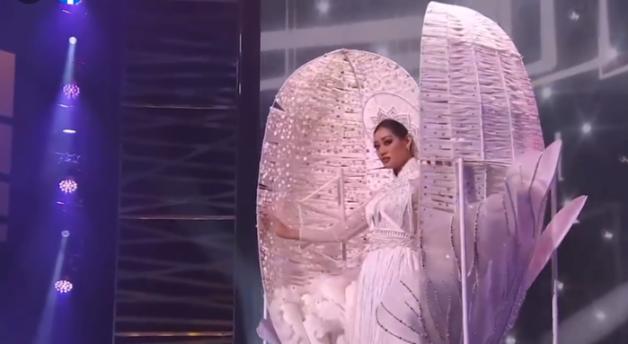 Fan quốc tế hò hét cổ vũ, Hoa hậu Catriona Gray đánh giá cao Khánh Vân