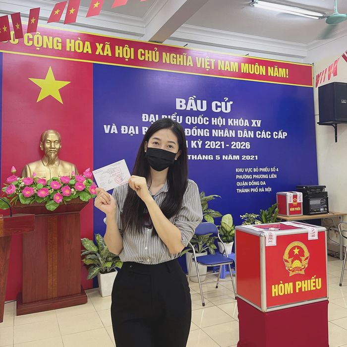 Gia đình Thúy Diễm, Hoa hậu Tiểu Vy và nhiều sao Việt nô nức đi bầu