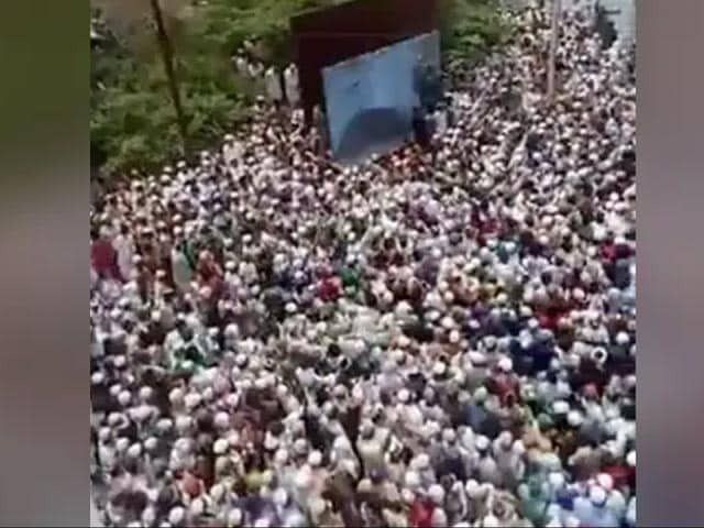 Giữa làn sóng Covid, cả ngàn người Ấn Độ đổ xô đi dự đám tang giáo sĩ