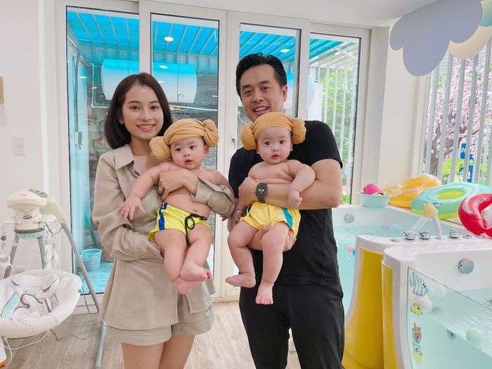 Hai nhóc tỳ sinh đôi là cục hên: hết được Chi Pu đến Ngân Khánh xin ôm