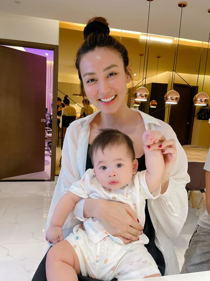 Hai nhóc tỳ sinh đôi là cục hên: hết được Chi Pu đến Ngân Khánh xin ôm