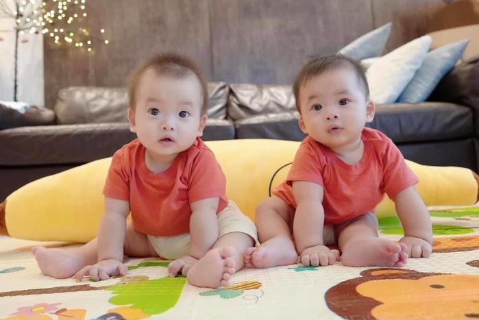Hai nhóc tỳ sinh đôi là cục hên: hết được Chi Pu đến Ngân Khánh xin ôm