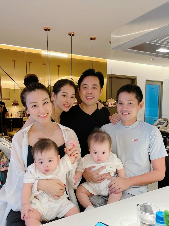 Hai nhóc tỳ sinh đôi là cục hên: hết được Chi Pu đến Ngân Khánh xin ôm
