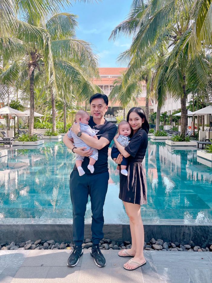 Hai nhóc tỳ sinh đôi là cục hên: hết được Chi Pu đến Ngân Khánh xin ôm