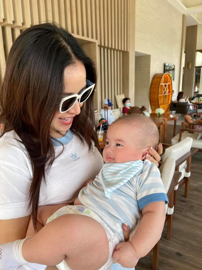 Hai nhóc tỳ sinh đôi là cục hên: hết được Chi Pu đến Ngân Khánh xin ôm