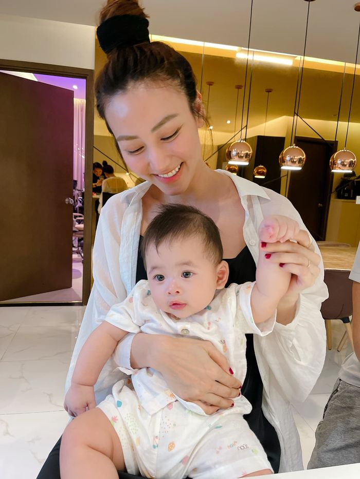 Hai nhóc tỳ sinh đôi là cục hên: hết được Chi Pu đến Ngân Khánh xin ôm