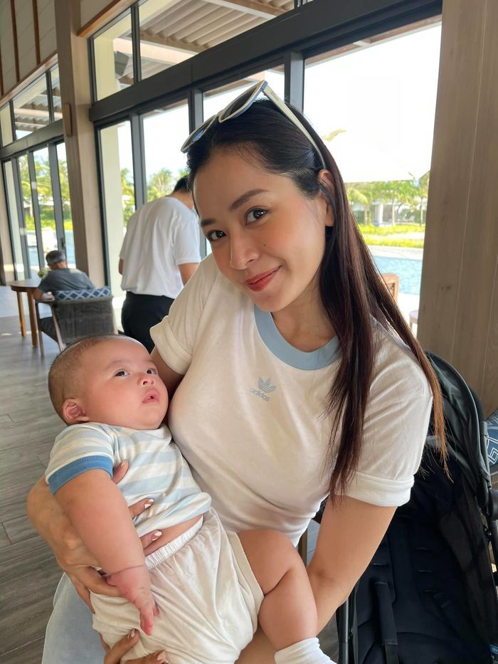 Hai nhóc tỳ sinh đôi là cục hên: hết được Chi Pu đến Ngân Khánh xin ôm