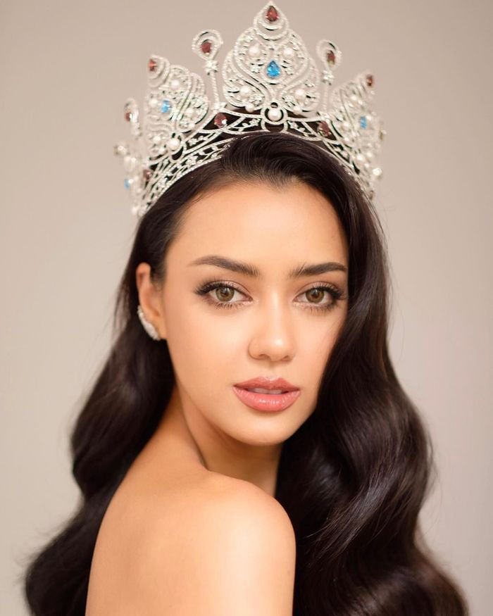 Hậu bị chơi xấu rách váy, đại diện Thái Lan đã ăn diện đơn giản hơn