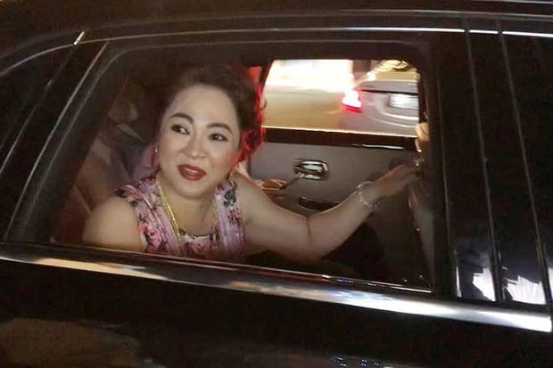 Hết sổ đỏ, hột xoàn, nhìn BST siêu xe của bà Phương Hằng mà chóng mặt