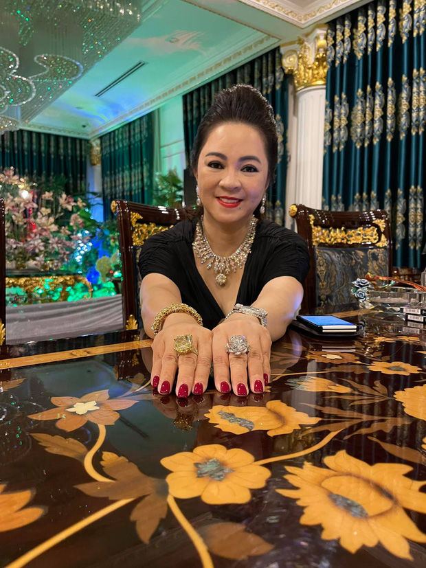 Hết sổ đỏ tính kg, vợ Dũng lò vôi khoe 2 nhẫn kim cương to vật vã