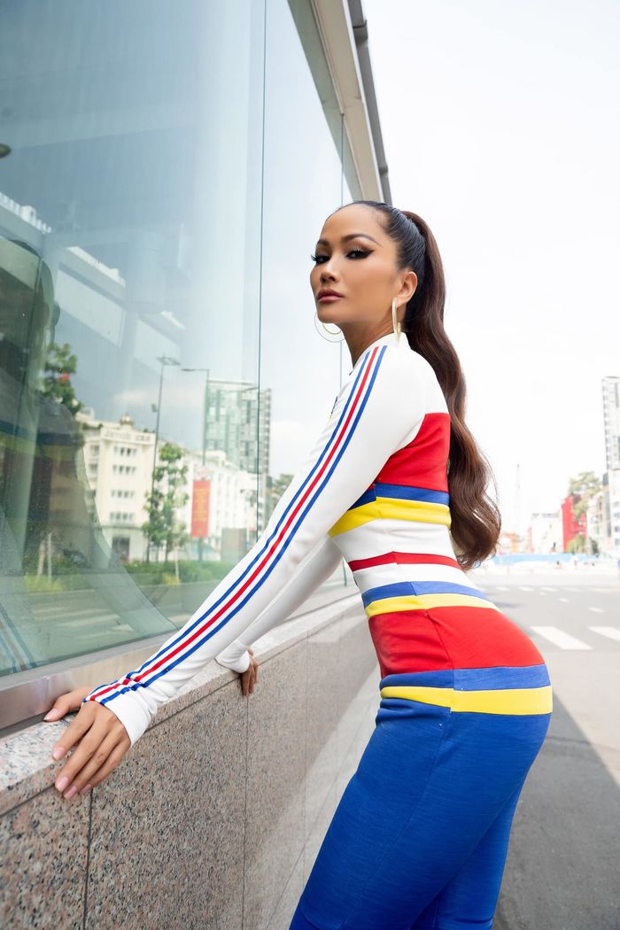 H'Hen Niê diện jumpsuit màu nổi: Chứng minh da nâu mặc gì cũng đẹp!