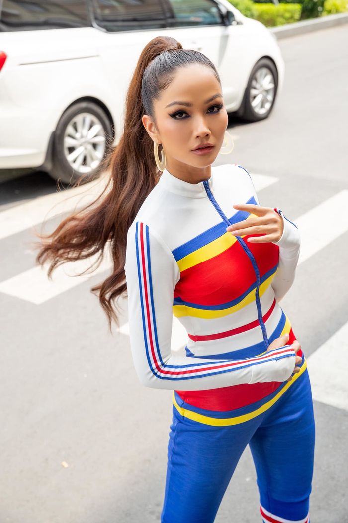 H'Hen Niê diện jumpsuit màu nổi: Chứng minh da nâu mặc gì cũng đẹp!