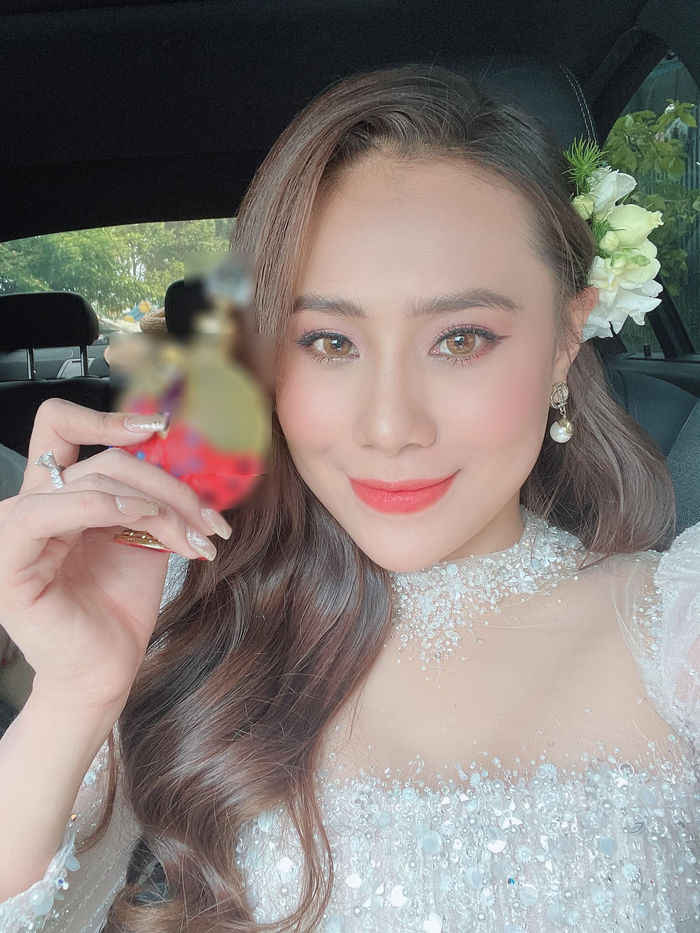 Hồ Bích Trâm mang 20kg đồ cưới, thay 4 bộ váy cưới ở Quảng Ngãi