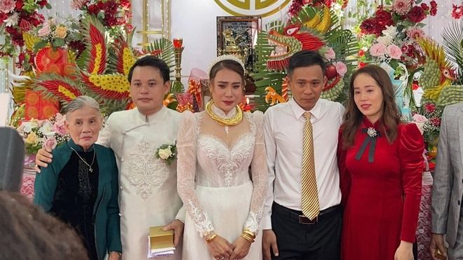 Hồ Bích Trâm mang 20kg đồ cưới, thay 4 bộ váy cưới ở Quảng Ngãi