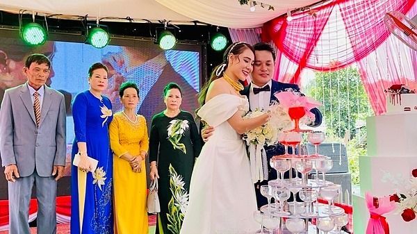 Hồ Bích Trâm mang 20kg đồ cưới, thay 4 bộ váy cưới ở Quảng Ngãi