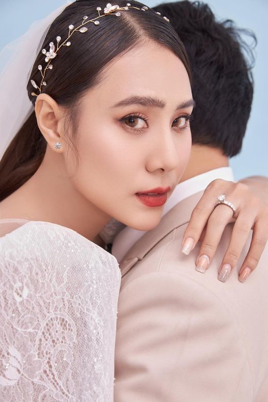 Hồ Bích Trâm hoãn đám cưới ở Sài Gòn để chung tay chống dịch