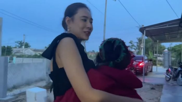 Hồ Bích Trâm về thăm mẹ Tính sau 3 ngày về nhà chồng, tiệc dư 10 bàn