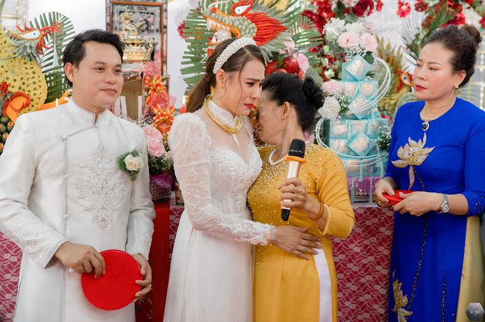 Hồ Bích Trâm về thăm mẹ Tính sau 3 ngày về nhà chồng, tiệc dư 10 bàn