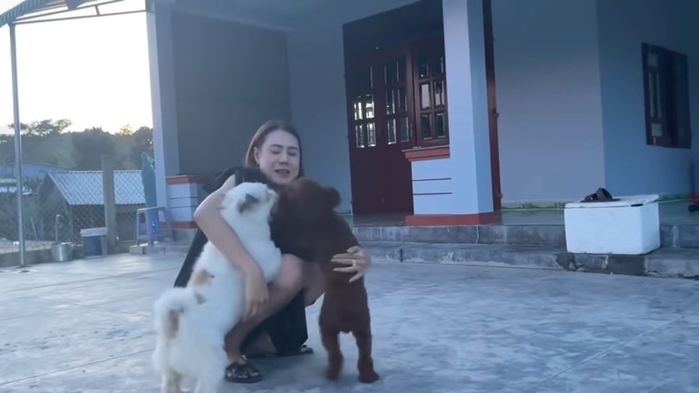 Hồ Bích Trâm về thăm mẹ Tính sau 3 ngày về nhà chồng, tiệc dư 10 bàn