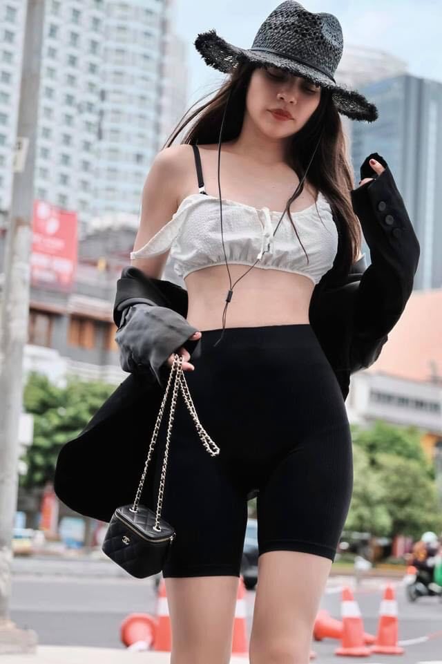 Hồ Ngọc Hà diện áo chỉ 1 gang tay, ai tin đây đã là bà mẹ 3 con