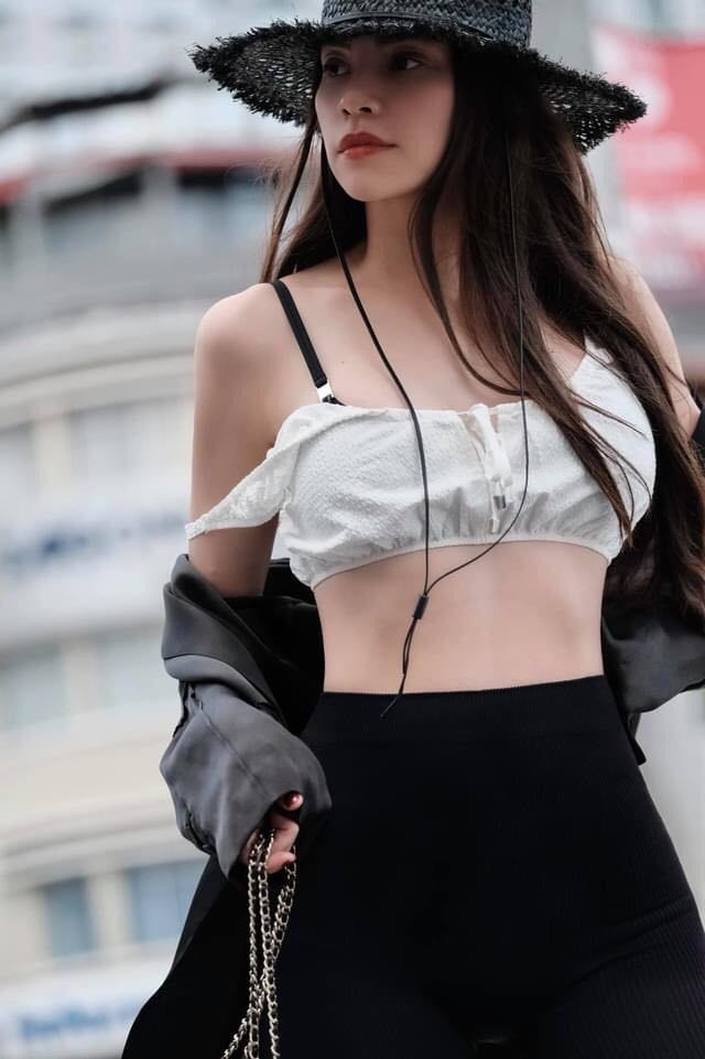 Hồ Ngọc Hà diện áo chỉ 1 gang tay, ai tin đây đã là bà mẹ 3 con