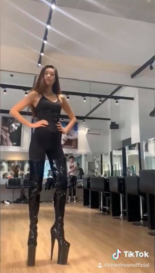 Hoa hậu Khánh Vân tập catwalk trên đôi giày 25cm khiến CĐM thót tim