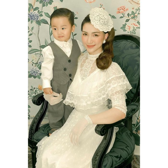 Hòa Minzy lần đầu tiên công khai diện mạo con trai: Giống bố như tạc