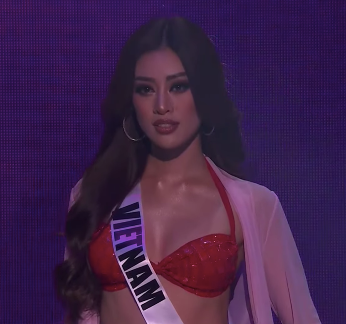 Khánh Vân đẹp mãn nhãn trên sân khấu đêm bán kết Miss Universe 2020
